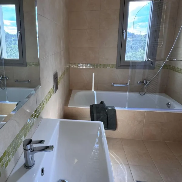 Image depicting one of the ensuite bathrooms