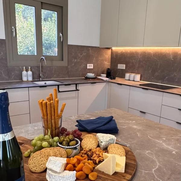 Image depicting the kitchen from the breakfast bar