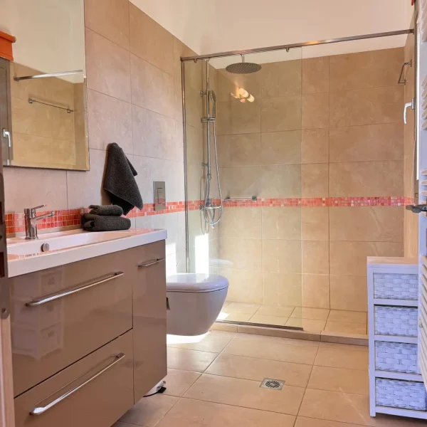 Image depicting one of the en-suite bathrooms